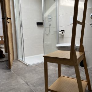 Bad mit Dusche und WC